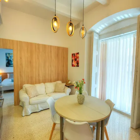 Tasteful 2bedrooms With Maltese Balcony Mcop1-2 Valletta